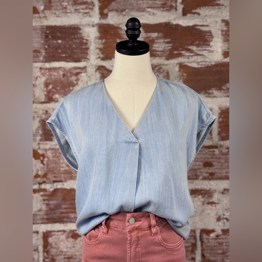 NWT Dear John Kristen Denim Loose Boxy Fit Short Sleeve V-Neck Blouse XS - Picture 3 of 10